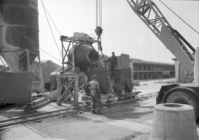 836688 Afbeelding van de fabricage van betonnen voeten voor bovenleidingsmasten bij het Spoorwegbouwbedrijf te Maarssen.